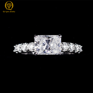 Bague classique en platine pour femme avec diamant de laboratoire taille carrée/baguette, certificat IGI, couleur D, taille personnalisée pour mariage - Product Image 3