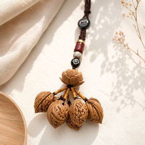 Pendentif en noyau de pêche élégant et raffiné, breloque en bois tressé à la main pour la décoration intérieure ou comme cadeau - Product Image 3