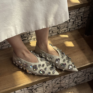 Chaussures plates de luxe personnalisées pour mariage, style designer, à bout pointu, respirantes, légères, formelles, décorées de strass - Product Image 3