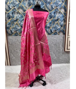 Ensemble de costume en soie semi-kataan Banarasi pour femme, tenue ethnique indienne, coupe régulière, texture luxueuse, motif traditionnel, idéal pour les fêtes - Product Image 1