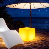 Ensemble de chaises longues en plastique éclairées par LED avec table d'appoint en cube LED et parasol en chaume, chaise longue d'extérieur pour la plage et la piscine