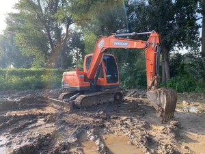 Excavadora de cadenas Doosan DX75 de 7.5 toneladas usada, de bajo consumo, bien mantenida, con motor Daewoo Doosan y martillo rompedor con certificación CE - Product Image 3