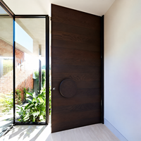 Portail de clôture de cour en aluminium avec serrure intelligente, panneau à grain de bois, design gravé CNC, portail d'entrée extérieur personnalisé pour villa et jardin