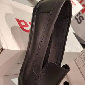 รองเท้าผู้ชายแบบเป็นทางการ แบรนด์ราดา ได้รับการรับรองการค้าที่เป็นธรรม ผลิตโดยช่างทำรองเท้าจากกัมปาลา เหมาะสำหรับทุกฤดูกาล รองเท้าสำหรับผู้บริหารสำหรับใส่ในสำนักงาน - Product Image 1