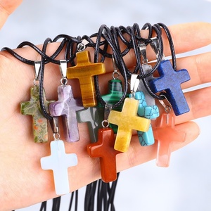 Collier en croix de pierres précieuses polies en cristal de qualité supérieure, quartz <span class=keywords><strong>clair</strong></span> et améthyste, favori des clients, idéal pour les cadeaux d'anniversaire - Product Image 1