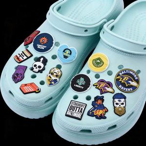 Großhandel Sport-College-Teams Themen-PVC-Clog-Schuh-Dekorationsanhänger, personalisierte Ravens-Fan-Geschenke - Product Image 3
