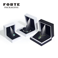 Boîte à bijoux de luxe en cuir et velours avec insert carré lumineux à LED et peinture haute brillance, artisanat exquis, étui personnalisé avec logo pour occasions spéciales