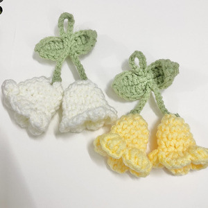 Llavero Creativo con Colgante de Lirio, Hecho a Mano con Lana y Crochet, Adorable Flor de Orquídea - Product Image 1