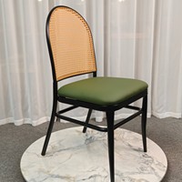 Chaise de salle à manger professionnelle style bistrot français avec dossier médaillon, cadre en métal vintage à dossier arqué, assise rembourrée verte pour café