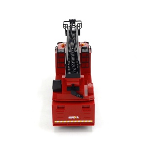 Huina Nouveau 1361 Camion de pompiers télécommandé 9 canaux en semi-alliage à l'échelle 1:18 avec lumières et fonction de pulvérisation d'eau - Product Image 4