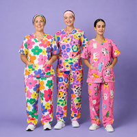 Ensembles d'uniformes médicaux personnalisés 2026 avec hauts imprimés, pantalons de yoga, ensembles d'uniformes de travail en coton de haute qualité, fabrication OEM