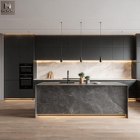 Meubles de cuisine sur mesure de luxe gris noir mat sans poignées, avec éclairage intégré et menuiserie design pour toute la maison