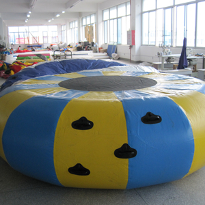 Trampoline aquatique gonflable pour des sauts amusants - Product Image 1