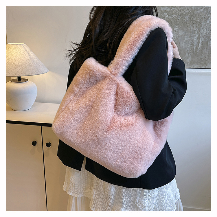 Borsa tote rosa invernale gonfia in pelliccia sintetica