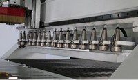 Routeur CNC automatique 1325 à broche unique avec changeur d'outils linéaire (LNC), contrôleur LNC, table à vide pour le travail du bois, la gravure et la fraisage