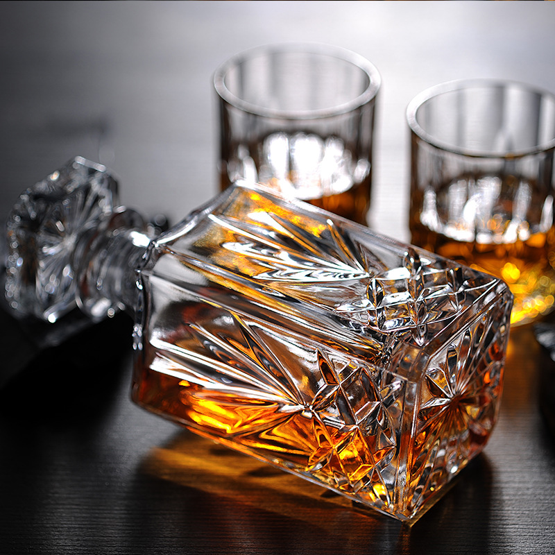 Amazon hot sale 750ml/26oz Whiskey Glasses & whiskey decanter set with gift box whiskey
