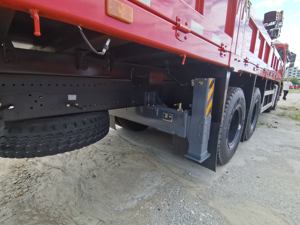 מנוף רכוב על משאית 8x4 עם כושר הרמה של 12 טון, מנוע קאמינס ותא מטען - Product Image 3