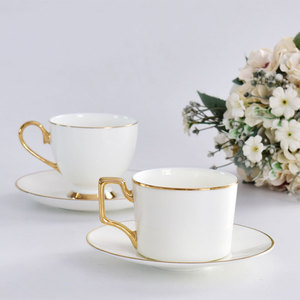 Taza de Café de Cerámica de Lujo con Baño de Oro Estilo Europeo, con Asa y Plato para Regalo - Product Image 1