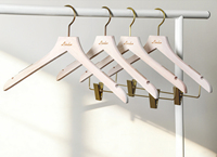 Cintre en bois de pin blanchi certifié FSC LINDON, avec logo personnalisé et accessoires en cuivre antique