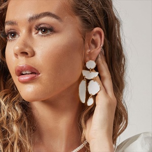 Boucles d'oreilles longues en forme de papillon asymétriques exagérées en alliage plaqué or à glaçure simple, très vendues, pour femmes - Product Image 1