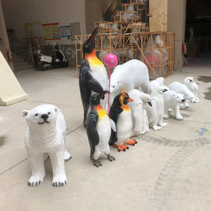Decoraciones para Fiesta de Invierno, Escultura de Oso Polar, Pingüino y Loro de Resina y Fibra de Vidrio, Estatua Navideña Grande en Venta - Product Image 1