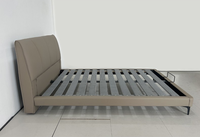 Cadre de lit rembourré Japandi avec tête de lit ondulée superposée et pieds en métal pour chambre moderne