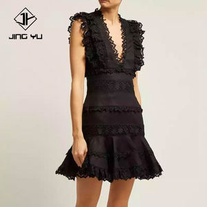 Robe d'été noire brodée et en dentelle à col en V profond, coupe ajustée, à volants, en coton, sur mesure, pour soirée, collection 2026 - Product Image 2