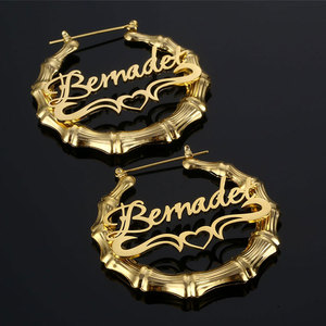 Vente en gros de boucles d'oreilles créoles en acier inoxydable 316L plaqué or 14k 18k, personnalisables avec nom, style bambou exagéré, pour femmes - Product Image 4