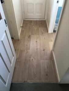 Revêtement de sol <span class=keywords><strong>en</strong></span> vinyle SPC PVC <span class=keywords><strong>en</strong></span> rouleau, aspect bois, tapis de sol imperméable pour la maison, les salles de sport commerciales, les terrains de sport, les terrasses extérieures, les hôpitaux - Product Image 5