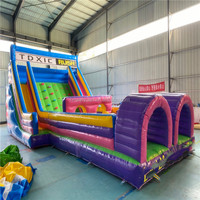 Structure de jeu gonflable colorée pour enfants avec mur d'escalade et tunnels en arc pour plaza, centre de divertissement familial
