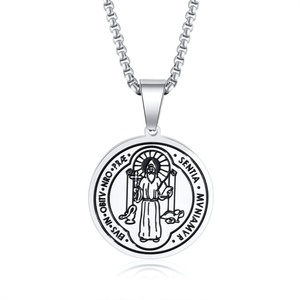 Collier avec pendentif Saint Benoît personnalisé en émail résistant à la corrosion - Product Image 5
