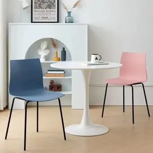 Chaise de salle à manger moderne et élégante en PP avec pieds en fer doré luxueux - Product Image 4