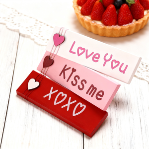 木製の「愛してる/キスしてください/XOXO」のスローガンが入ったハート型のセンターピース3個。 バレンタインディナー用の赤・ピンク・白の3Dデザイン - Product Image 2