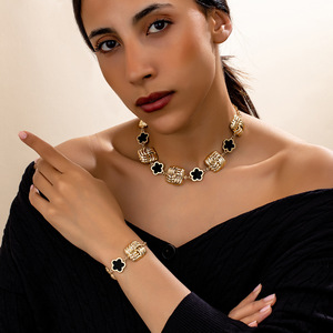 Venta caliente de moda cuatro trébol cuadrado retorcido bobinado collar pulsera 2 uds conjunto femenino de aleación de alta calidad conjunto de joyería de moda W - Product Image 2