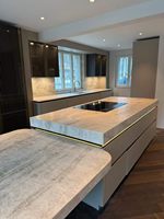 Plan de travail de luxe en dalle de pierre naturelle crémeuse, dessus de meuble-lavabo en Quartzite Taj Mahal Naica pour salle de bain, idéal pour la décoration intérieure