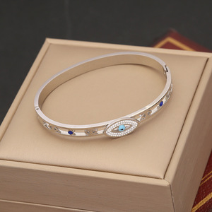 Pulsera Unisex Plateada de Acero Inoxidable Impermeable, Ajustable, Antideslustre, con Ojo Turco Clásico Geométrico, Modelo Dazgirl B509-26 - Product Image 6