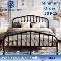 Lit simple en métal de style élégant et design antique, avec cadre en métal robuste de couleur noire, pour chambre à coucher minimaliste.