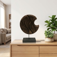 Sculpture en bois en forme de croissant, texture flamboyante, lignes fluides, style Art Déco, nature morte, ornement de bureau, finition noyer, forme irrégulière