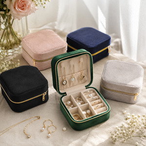 Caja de Joyería de Viaje de Cuero con Logotipo Personalizado EQ, Organizador Cuadrado Portátil de Pequeña Capacidad para Anillos, Aretes y Collares de Mujer - Product Image 2