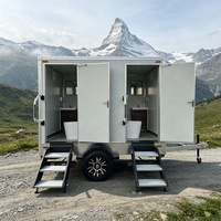 Remorque Sanitaire Commerciale Portable à Fort Rendement, 2 Cabines avec Urinoir et Évier Climatisé, pour Chantiers Extérieurs et Services de Location