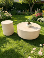 Table en résine texturée en forme de galet arrondi, beige mat, pour projets d'aménagement extérieur, de jardin et de villa