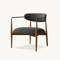 Fauteuil lounge de luxe de style mid-century moderne, couleur beige, base en bois massif, accoudoirs en métal doré, tissu rembourré confortable, fauteuil d'appoint pour hall d'hôtel