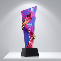 Fabricante de Trofeos de Cristal HDW con Fondo Multicolor y Opción de Grabado Personalizado para Promoción de Marca