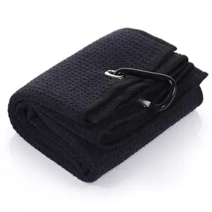 Accessoires de golf Crochet de choix pratique de haute qualité Logo personnalisé Serviette de golf vierge en microfibre avec motif gaufré pour balle de golf