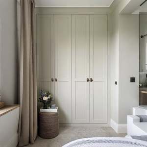 Armoire en bois à 4 portes, style minimaliste, meubles de chambre à coucher, design de porte à charnières durable, rangement zoné raisonnable - Product Image 2