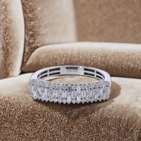 Auffälliger 14K Weißgold Rhodium-Plattierter Damen Klassischer Ring Dreireihige Natürliche Brillantschliff-Diamanten Breiter Ring mit Kanal-Pavé-Fassung