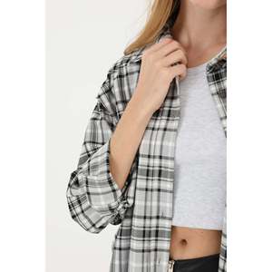 Chemise en flanelle à carreaux pour femmes, noire, boutonnée, style simple, à porter au quotidien - Product Image 1