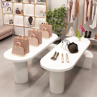 Table en surface solide personnalisable pour une utilisation polyvalente, présentoir de magasin de luxe, bureau de PDG, îlot de cuisine, table longue