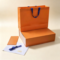 Boîte cadeau en papier enduit réutilisable de qualité supérieure avec couvercle à fermeture magnétique, doublure en éponge, finition vernie pour l'emballage de bijoux