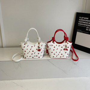 Sac à main mini seau pour femme à imprimé cerises, avec poignée nouée et bandoulière amovible, porté épaule ou croisé - Product Image 1